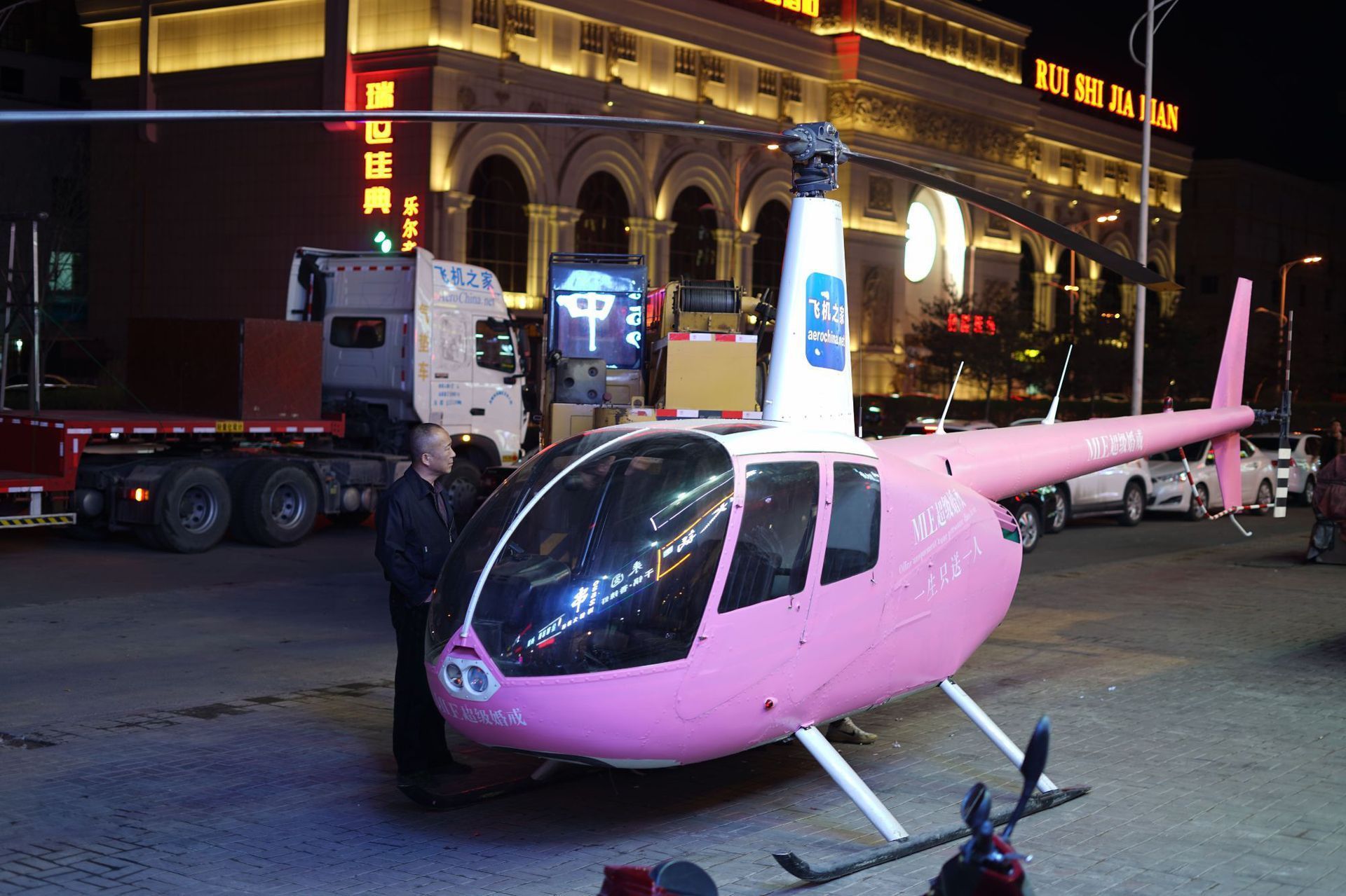 40辆豪车两架直升机迎亲,40辆豪车两架直升飞机迎亲