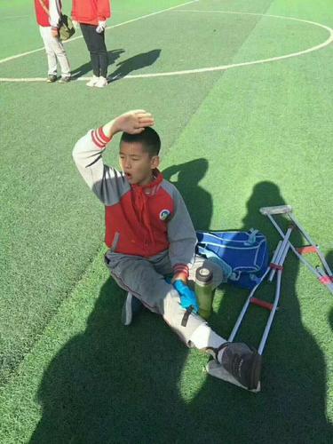 少年脚趾骨折无法站立坐地向*旗国**敬礼