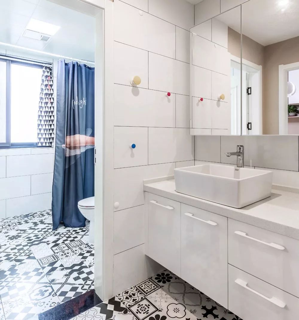 用浴帘好还是玻璃隔断好,浴室用浴帘还是玻璃隔断好