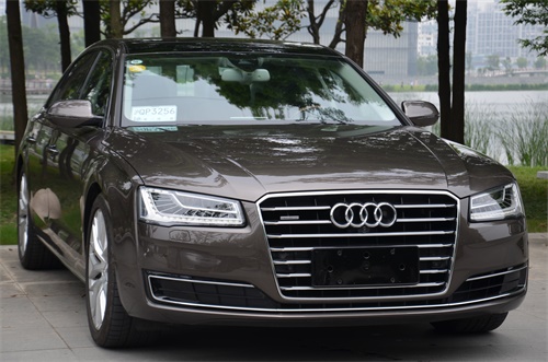 一切为了老板,2022奥迪a8l霍希版试驾视频