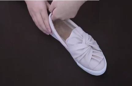 夏天的凉鞋穿着磨脚怎么办,夏天凉鞋磨脚怎么修补