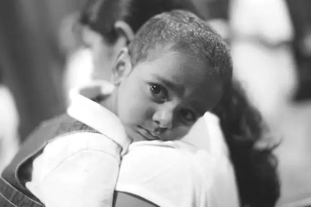 他有无数的旅行故事，还在拉萨开了家书店，收藏了上万部文艺电影