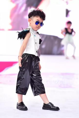 奥克斯广场杯菲尚·星方向少儿模特盛典青岛华丽落幕