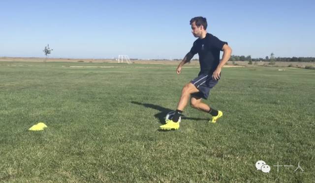 足球技巧人人必会的3个变向技巧,足球过人实用技巧五人制