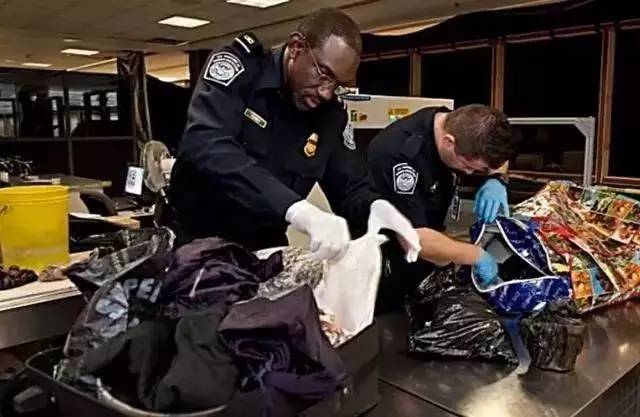 入境美国会被海关遣返的10个行为,入境携带现金被没收