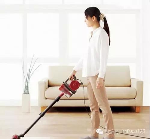 木板缝隙灰尘怎么清除,木地板缝隙一踩有灰尘