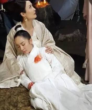 杨幂翻译官杀青花絮,翻译官杨幂光头