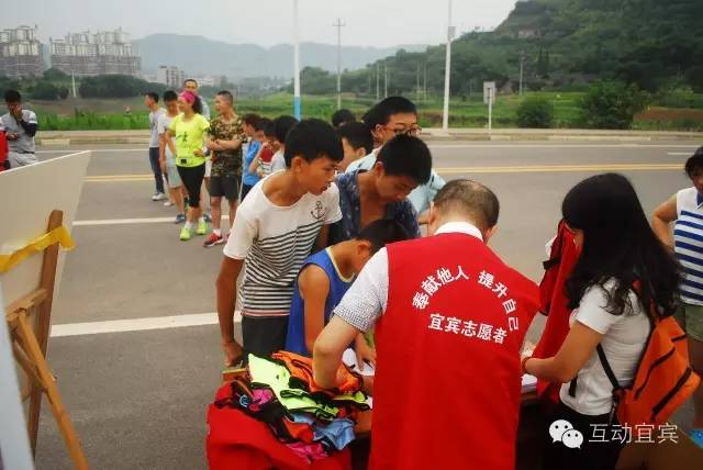 哇塞，龙头山好热闹，人人都在领奖品！