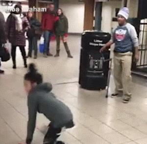 他用一条腿征服了全场观众,一只腿跳街舞震惊全场