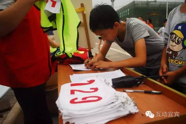 哇塞，龙头山好热闹，人人都在领奖品！