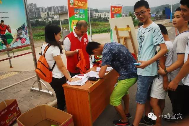 哇塞，龙头山好热闹，人人都在领奖品！