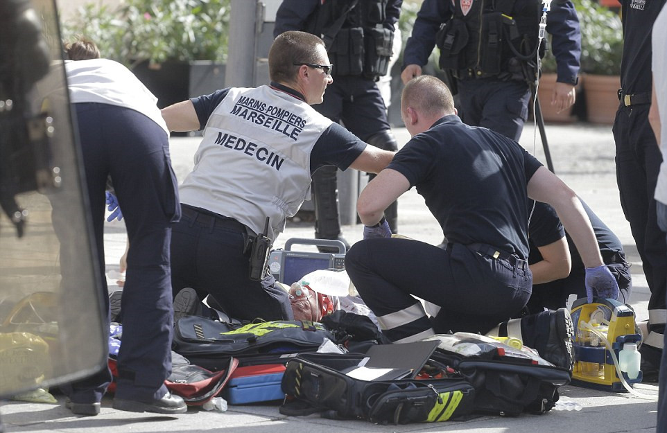 欧洲杯俄罗斯和英国球迷打架,欧洲杯英俄互殴记者街头