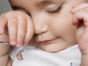 宝宝眼屎把眼睛糊住了怎么办,宝宝眼屎多是因为妈妈吃辣吗