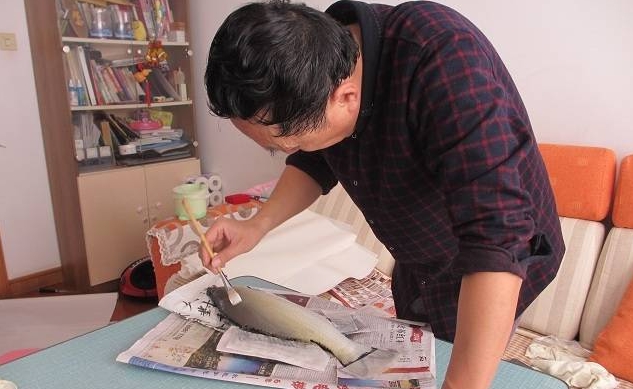 看到大鲫鱼就走不动了，立马买回去请大师做鱼拓