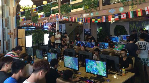 E元素键盘助阵东莞漫客网咖举办LOL争霸赛