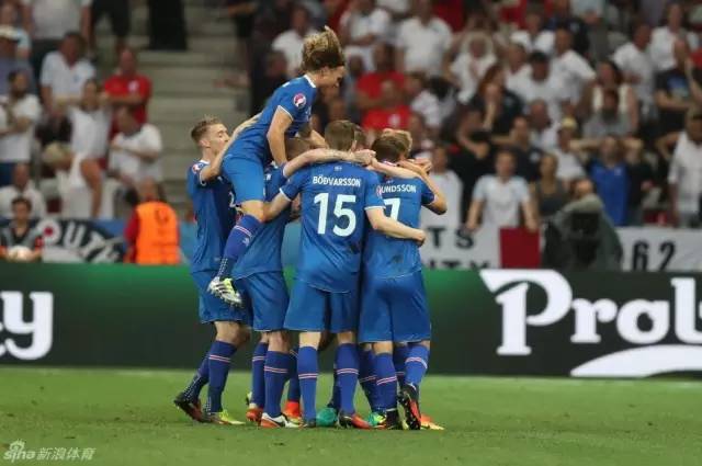 冰岛战胜英格兰冰岛国内的场景,冰岛男足逆转英格兰