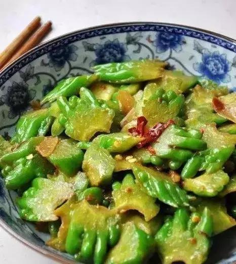 苦瓜炒一下不苦吗,苦瓜怎么炒不苦又好吃不变色