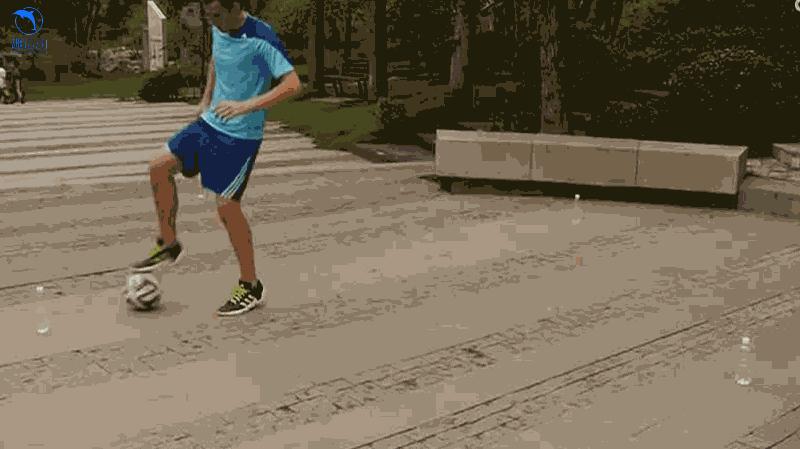 足球拉球过人技巧,背后运球转身过人教学