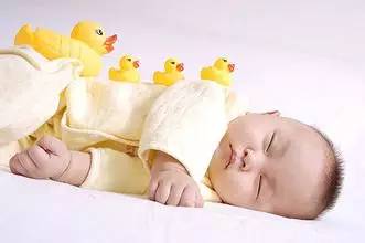 宝宝1岁了头睡偏了怎么纠正,1岁宝宝头睡偏了怎么矫正