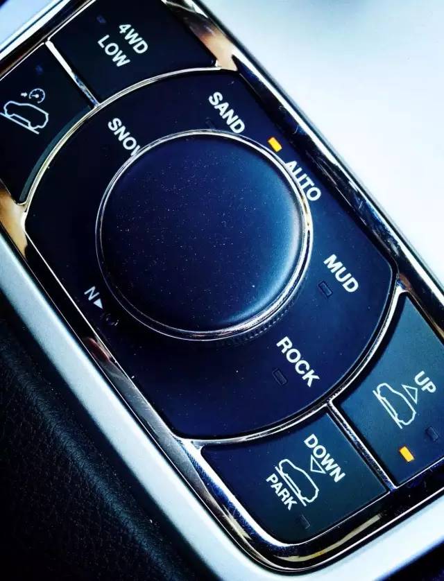 试驾全新大切诺基夜视视角,深度试驾14款大切诺基