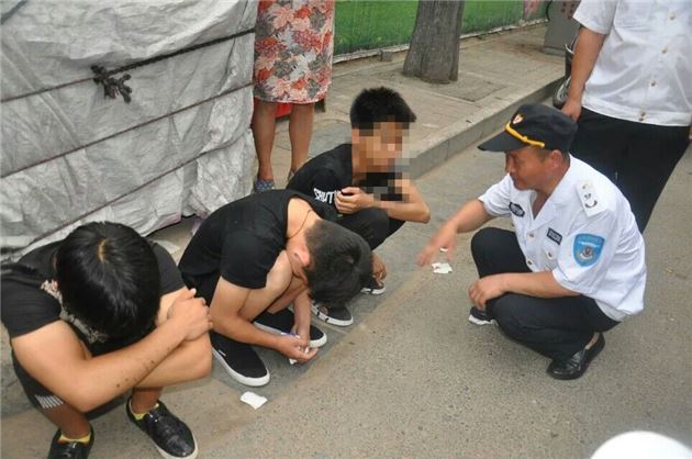 三初中生嫌考试压力大偷饮料，被抓后发现随身携带震动棒和安全套