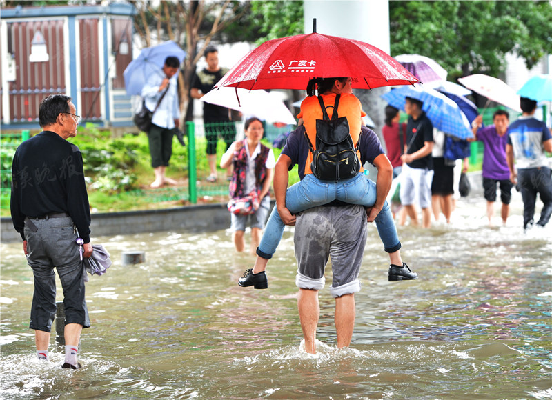 读图|沙袋筑防、架设人行栈桥...我们在这里与水抗争