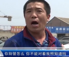 这位仁兄真猛！怒火攻心，竟然朝记者举起了砖头