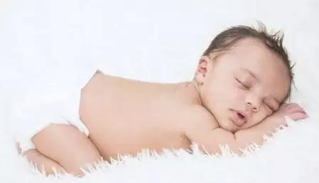 为什么宝宝睡觉老是挠头发,宝宝睡觉总是揉眼睛挠耳朵