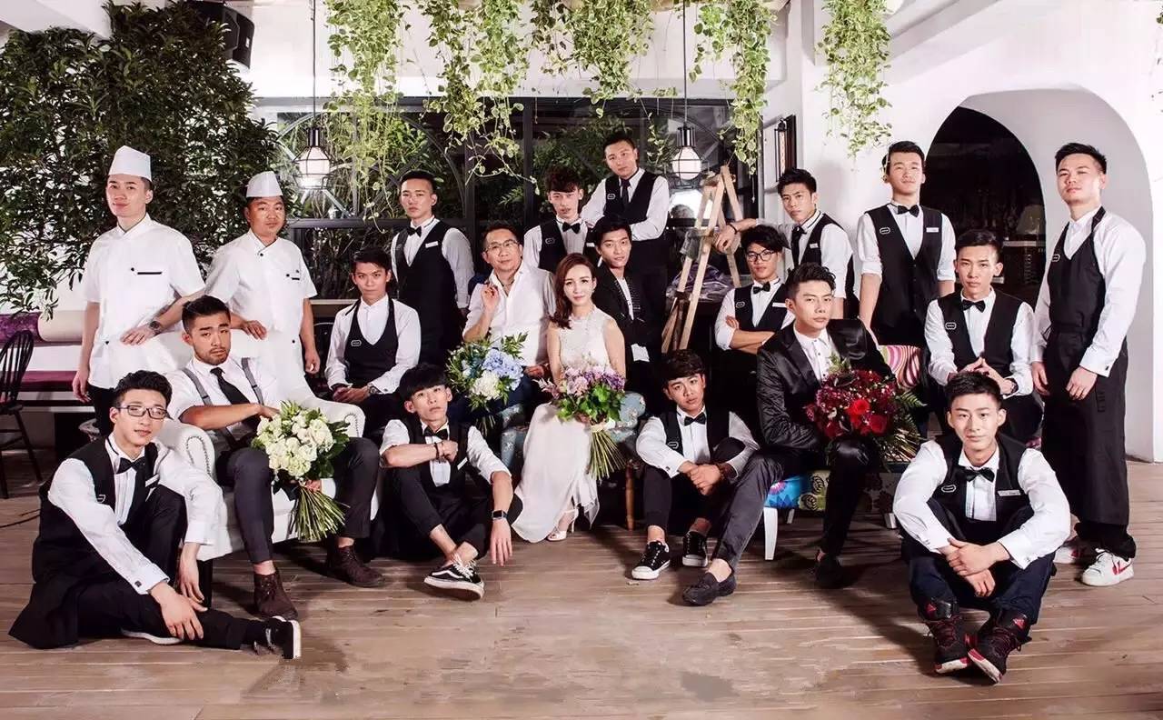 这位当过服装设计师的餐厅老板,搬了一座巴黎花园到餐厅,女孩们