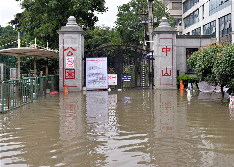 读图|沙袋筑防、架设人行栈桥...我们在这里与水抗争
