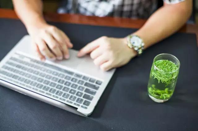 天气这么好不如出来喝一杯茶,这么冷的天气就应该喝一杯茶