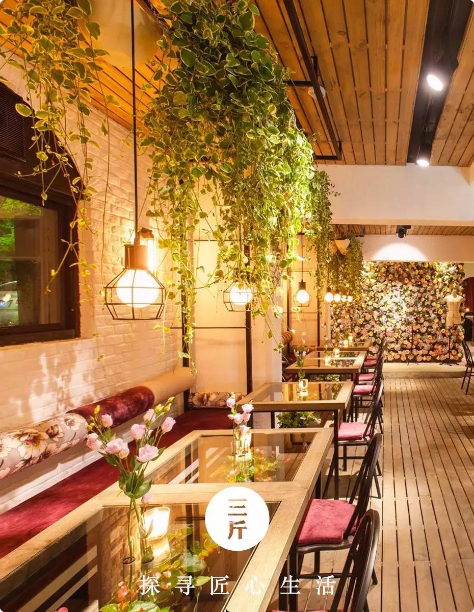 这位当过服装设计师的餐厅老板,搬了一座巴黎花园到餐厅,女孩们