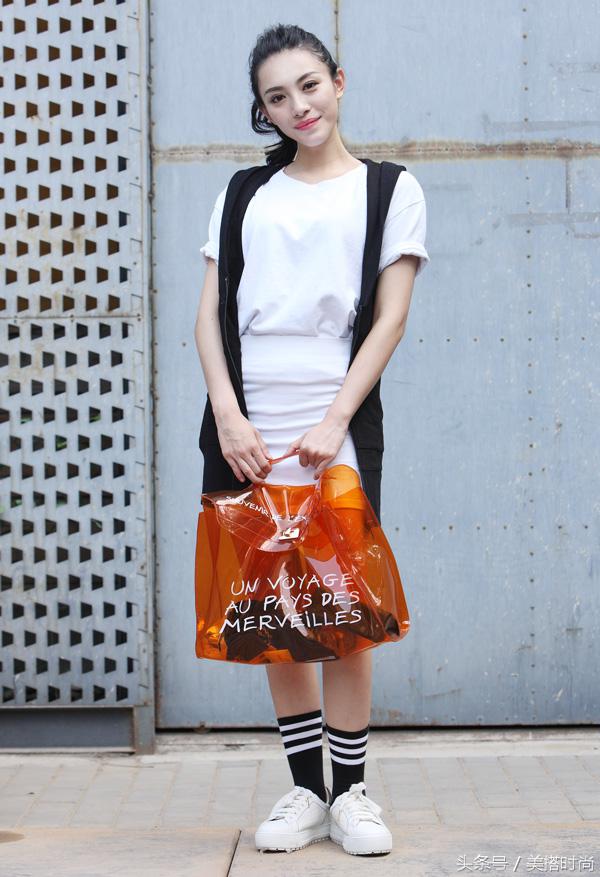 18套简单干净的白t恤穿搭合集,夏天穿白t恤太单调学我这样搭配