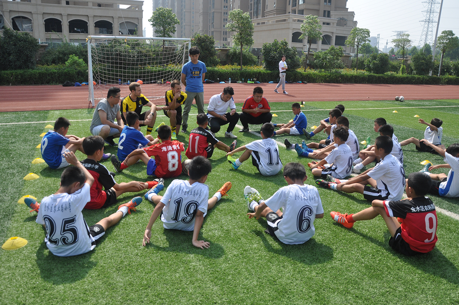 当教练蹲下来以孩子的视线去阅读比赛多特蒙德青训教练在金水