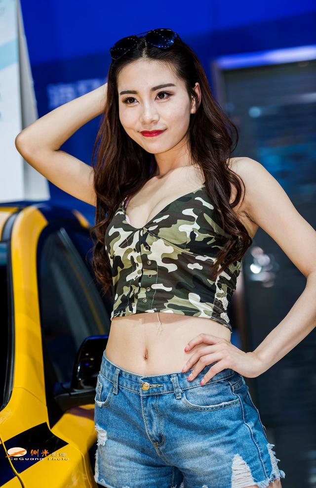 中原车展：清纯车模皮肤白皙诱万人空巷