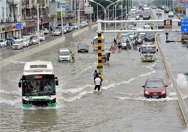 读图|沙袋筑防、架设人行栈桥...我们在这里与水抗争