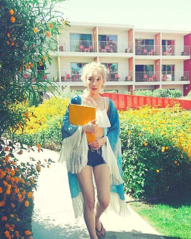 夏日穿搭蓝白色,好看又时髦的夏日穿搭