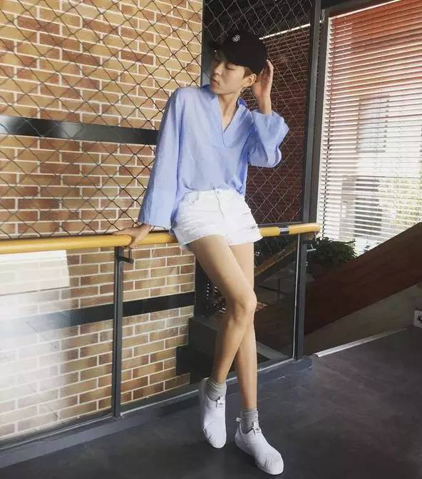 夏日穿搭蓝白色,好看又时髦的夏日穿搭