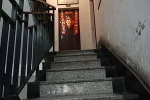 出租屋内，男子掐死女友后逃跑，为情？为财？到底是为个啥？