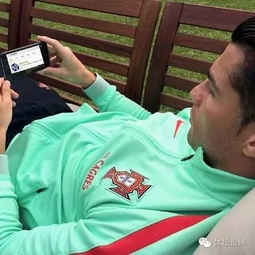 向吉鲁借发胶？C罗再换发型