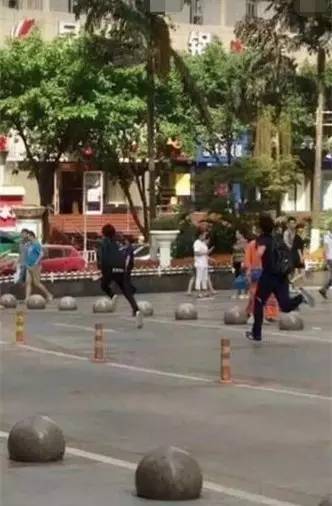 一言不合就堵厕所，小鲜肉你们得带多少保镖才能隔开痴女？！