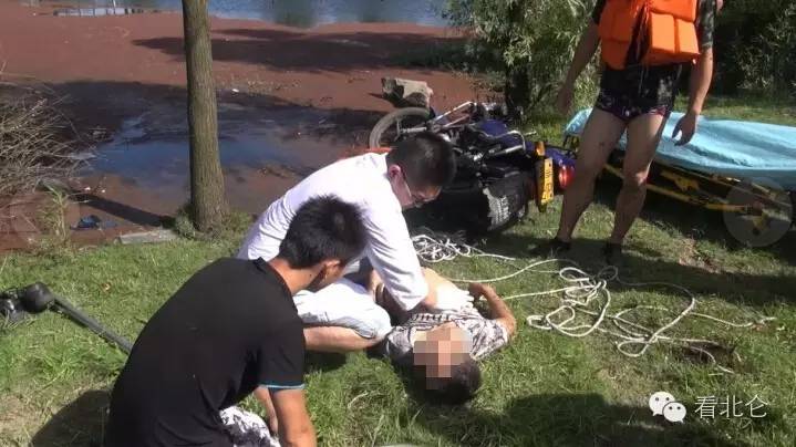 两男子骑车翻进沟后续,两男子在河里被打捞上岸