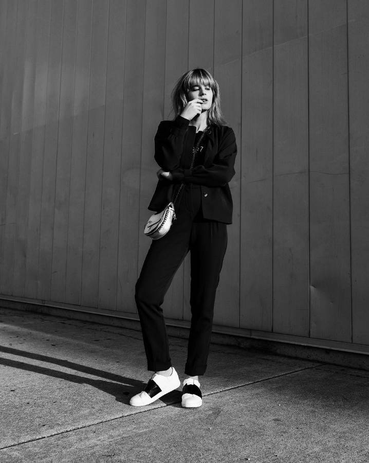 为什么我们穿很多衣服都不奇怪,为什么我们天天都要穿红色的衣服