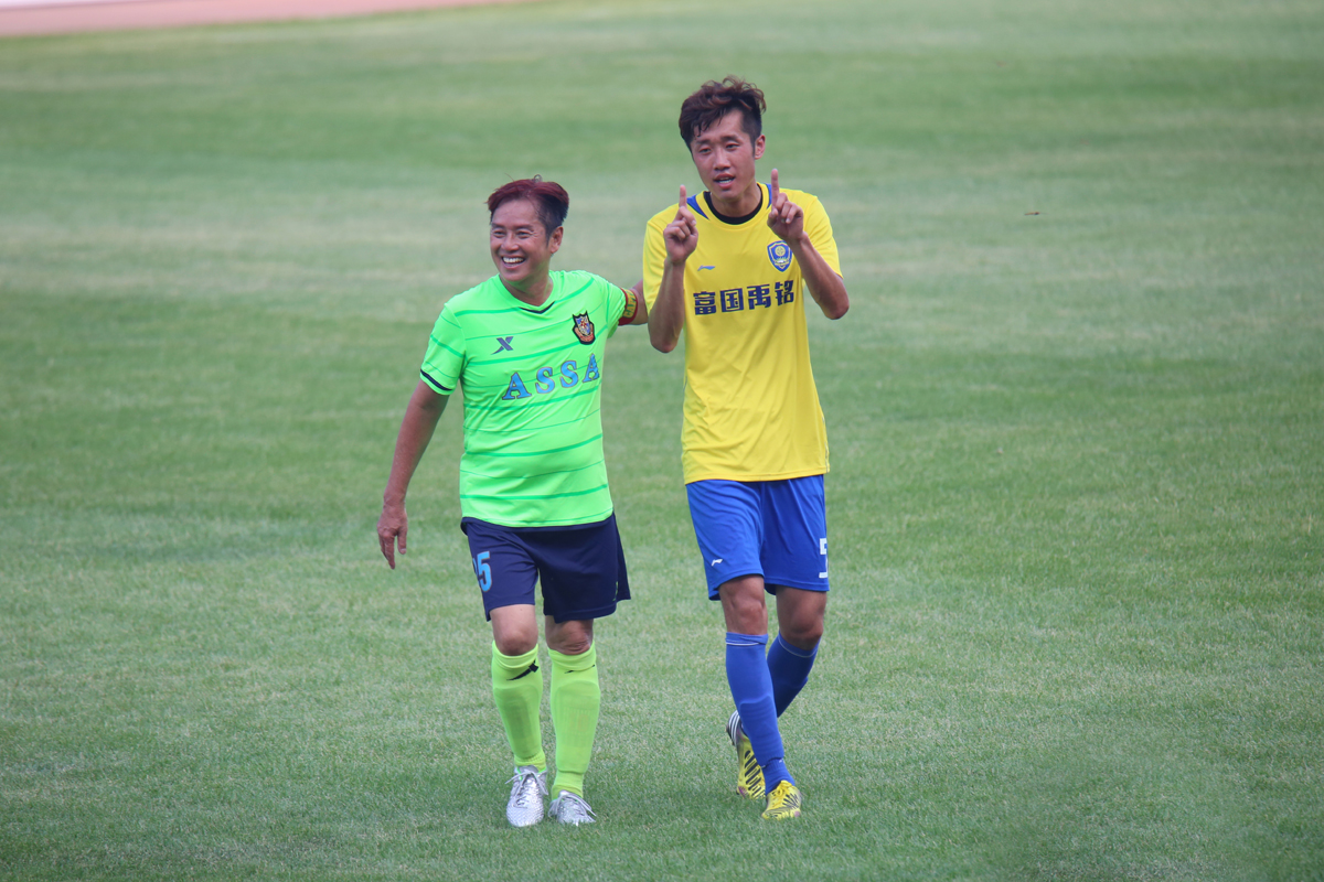 香港明星足球队中山公益赛,香港明星足球队谭咏麟表演视频