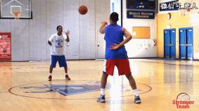 篮球传球投篮上篮组合练习小学生,击地传球上篮练习