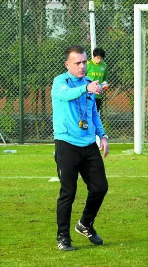 荷兰足球教练如是说:在华荷兰教练拿不到薪金?在我身上没有发生