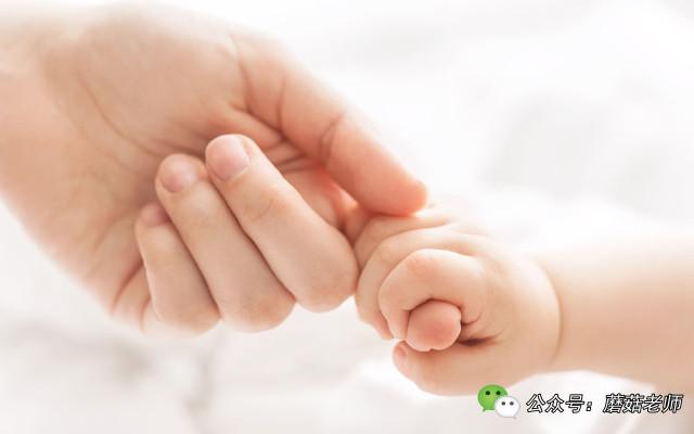 剖腹产时，男医生伸进我的子宫，竟说胎儿握了一下他的手