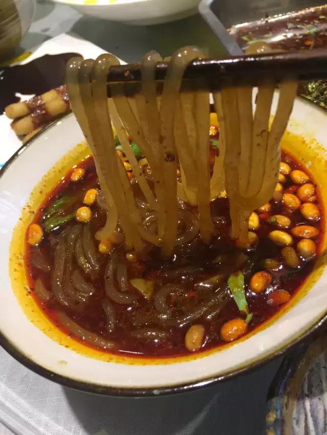 成都烧烤没和你闹！来来来，撸了这一杯，还有三杯……