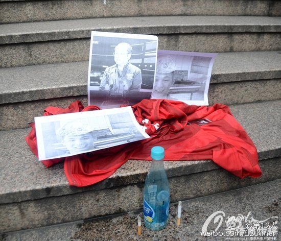 足球流氓打意大利球迷,申花球迷穿着上港球衣打上港球迷