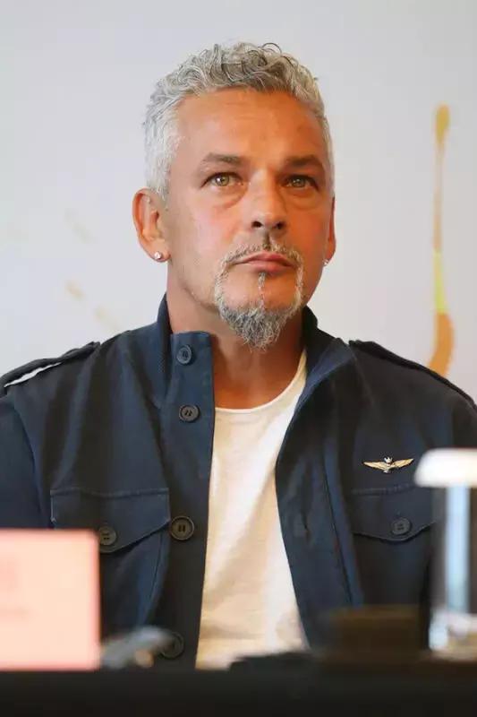 一位男神今天来到了青岛！粉丝见到他纷纷泪奔